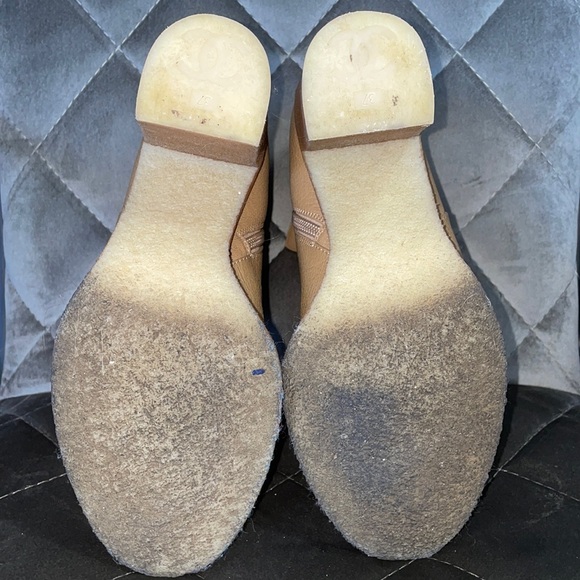 Beautiful Chanel boots! Short, beige, silver C’s - Picture 14 of 15
